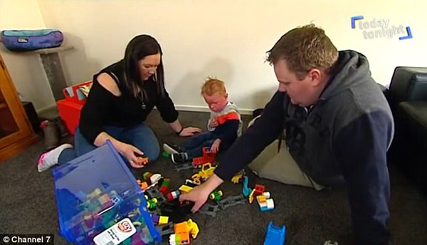 Bé trai có làn da đỏ ứng, đi đâu người lạ cũng nghĩ bị bố mẹ bạo hành - 2