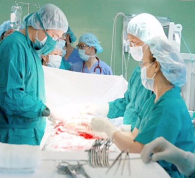 Cứu sống sản phụ bị xuất huyết sau sinh nhờ… báo động đỏ - 1