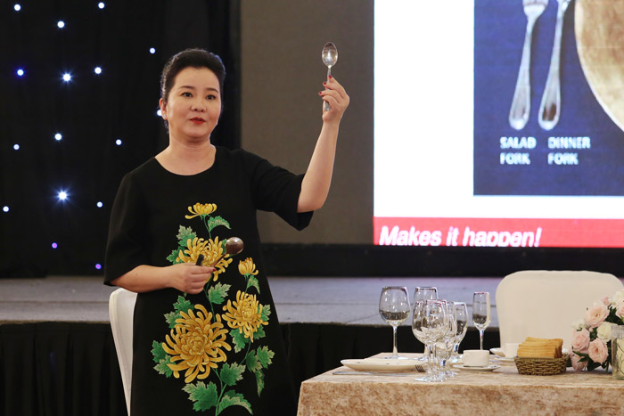 HHHV Việt Nam dạy thí sinh cách ứng phó khi bị... đánh ghen?!! - 9