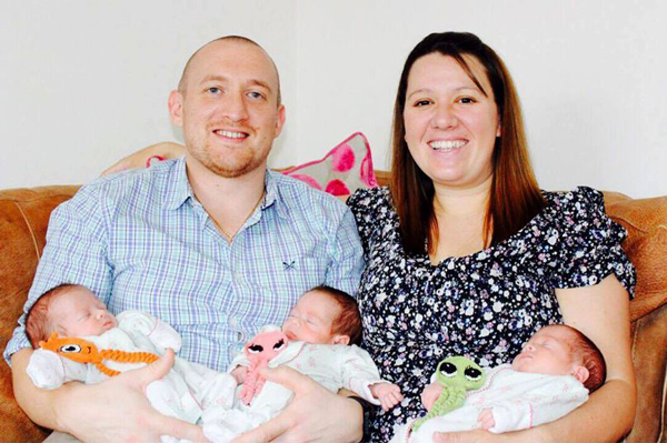 Kỳ diệu ca sinh mổ 3 thai với một bé nằm nguyên trong bọc ối - 1