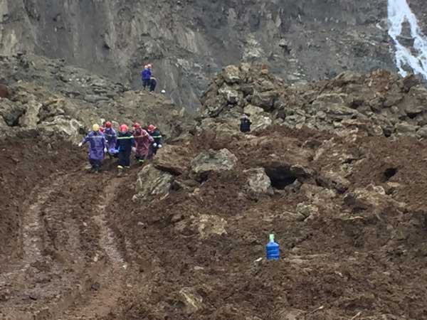 Tìm được 2 thi thể, 1 nửa người và cánh tay trong vụ sạt lở đất ở Hòa Bình - 1
