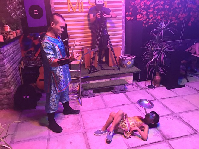 Diễn viên xiếc 200 lần nhập viện gây xúc động vì thà chết để con gái được đi học - 8