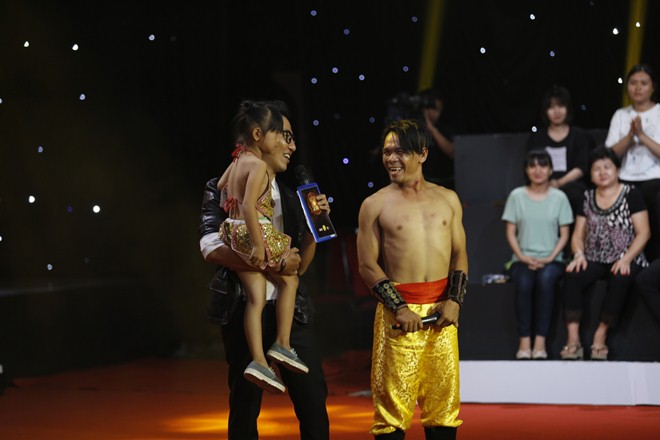 Diễn viên xiếc 200 lần nhập viện gây xúc động vì thà chết để con gái được đi học - 1