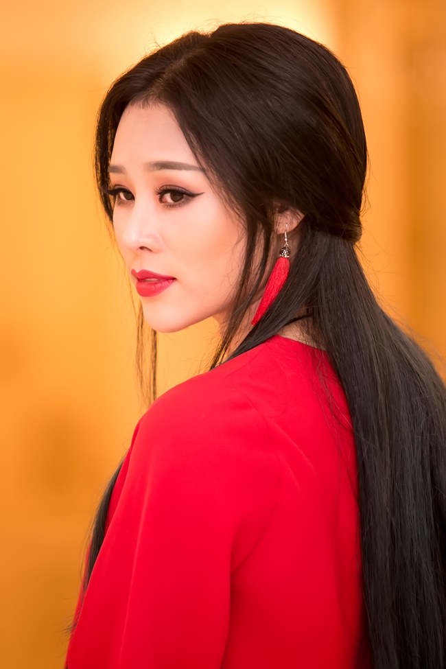 Hoa Trần, vợ Việt Hoàn mặc váy đỏ rực, xinh đẹp lộng lẫy sánh đôi với chồng - 3