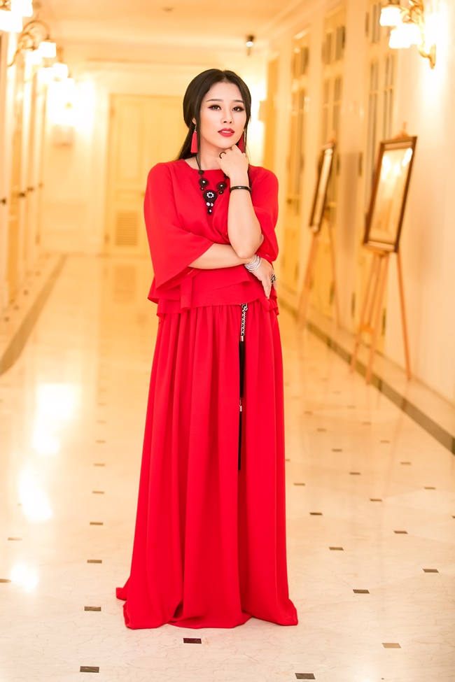Hoa Trần, vợ Việt Hoàn mặc váy đỏ rực, xinh đẹp lộng lẫy sánh đôi với chồng - 4