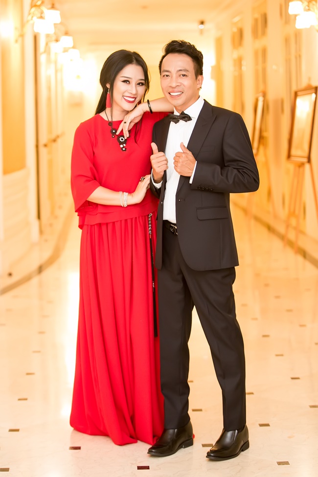 Hoa Trần, vợ Việt Hoàn mặc váy đỏ rực, xinh đẹp lộng lẫy sánh đôi với chồng - 5