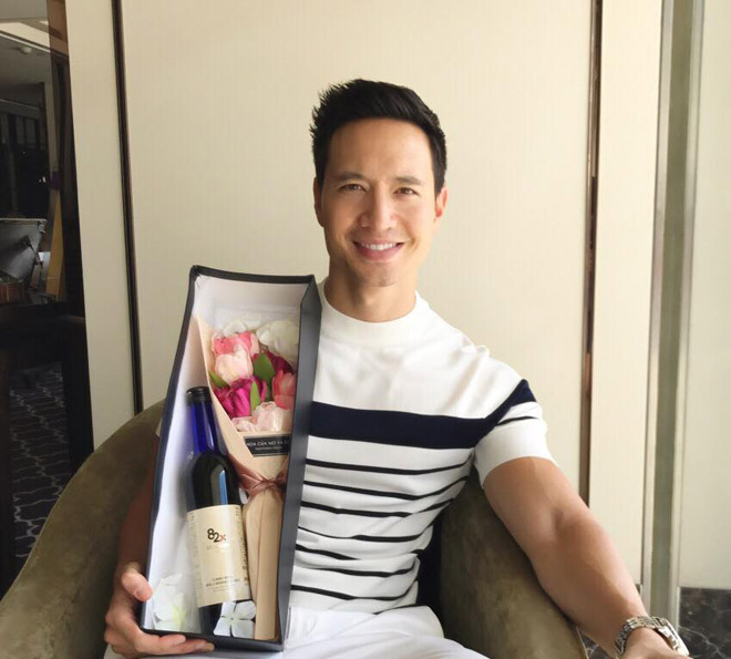 Kim Lý bất ngờ “khoe” quà tặng bạn gái ngày 20/10 - 1