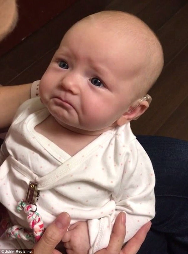 Lần đầu được nghe tiếng mẹ qua máy trợ thính, bé sơ sinh mắt rơm rớm lệ - 2