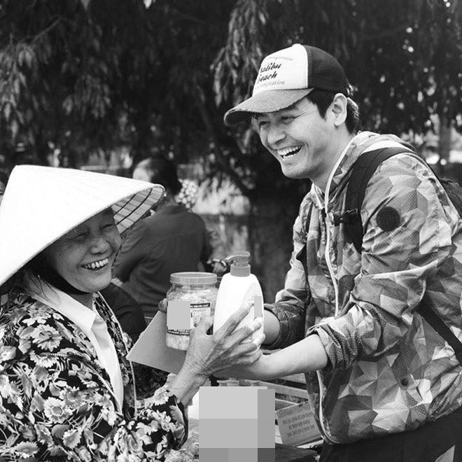 Mặc kệ bao thị phi vì từ thiện, MC Phan Anh vẫn dấn thân vào vùng lũ đợt này - 1
