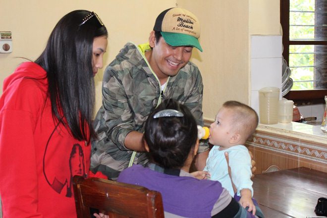 Mặc kệ bao thị phi vì từ thiện, MC Phan Anh vẫn dấn thân vào vùng lũ đợt này - 5