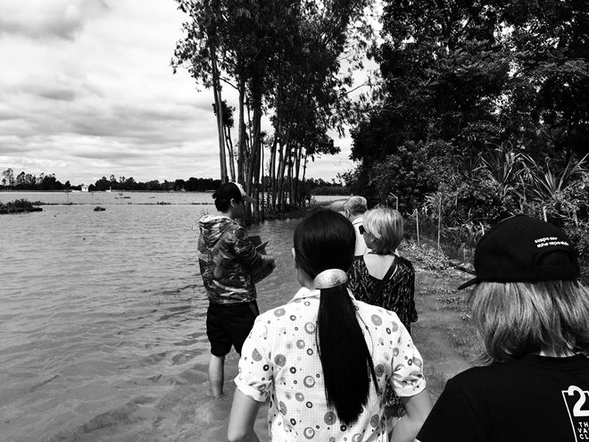 Mặc kệ bao thị phi vì từ thiện, MC Phan Anh vẫn dấn thân vào vùng lũ đợt này - 4