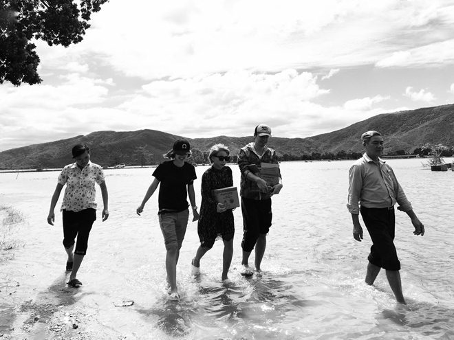 Mặc kệ bao thị phi vì từ thiện, MC Phan Anh vẫn dấn thân vào vùng lũ đợt này - 2