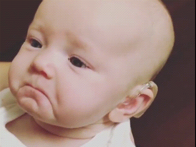 Lần đầu được nghe tiếng mẹ qua máy trợ thính, bé sơ sinh mắt rơm rớm lệ - 3