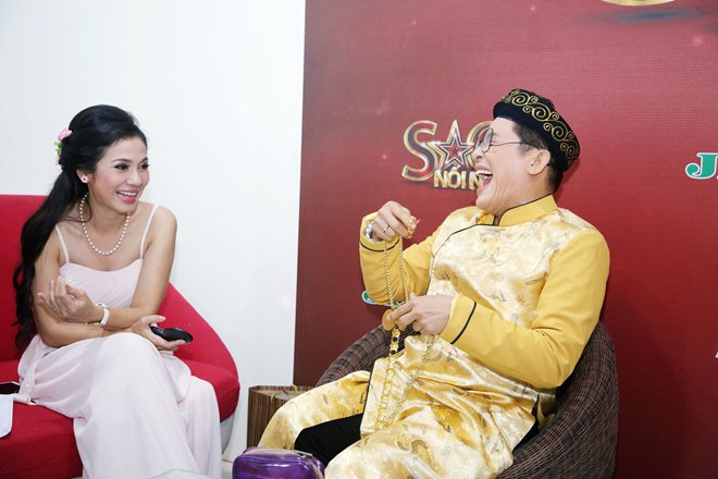 amp;#34;Người đẹp Tây Đôamp;#34; Việt Trinh cười nắc nẻ khi Thanh Bạch đeo vàng lúc lỉu - 3