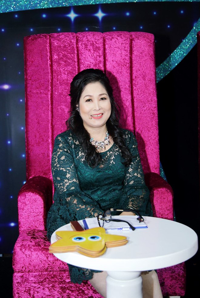 amp;#34;Người đẹp Tây Đôamp;#34; Việt Trinh cười nắc nẻ khi Thanh Bạch đeo vàng lúc lỉu - 9