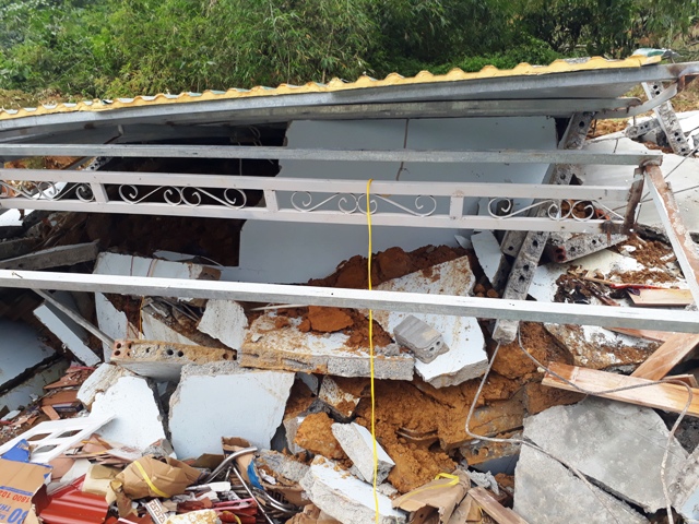 Nỗi đau tột cùng của người vợ mất chồng và con gái trong đêm sạt lở đất - 1