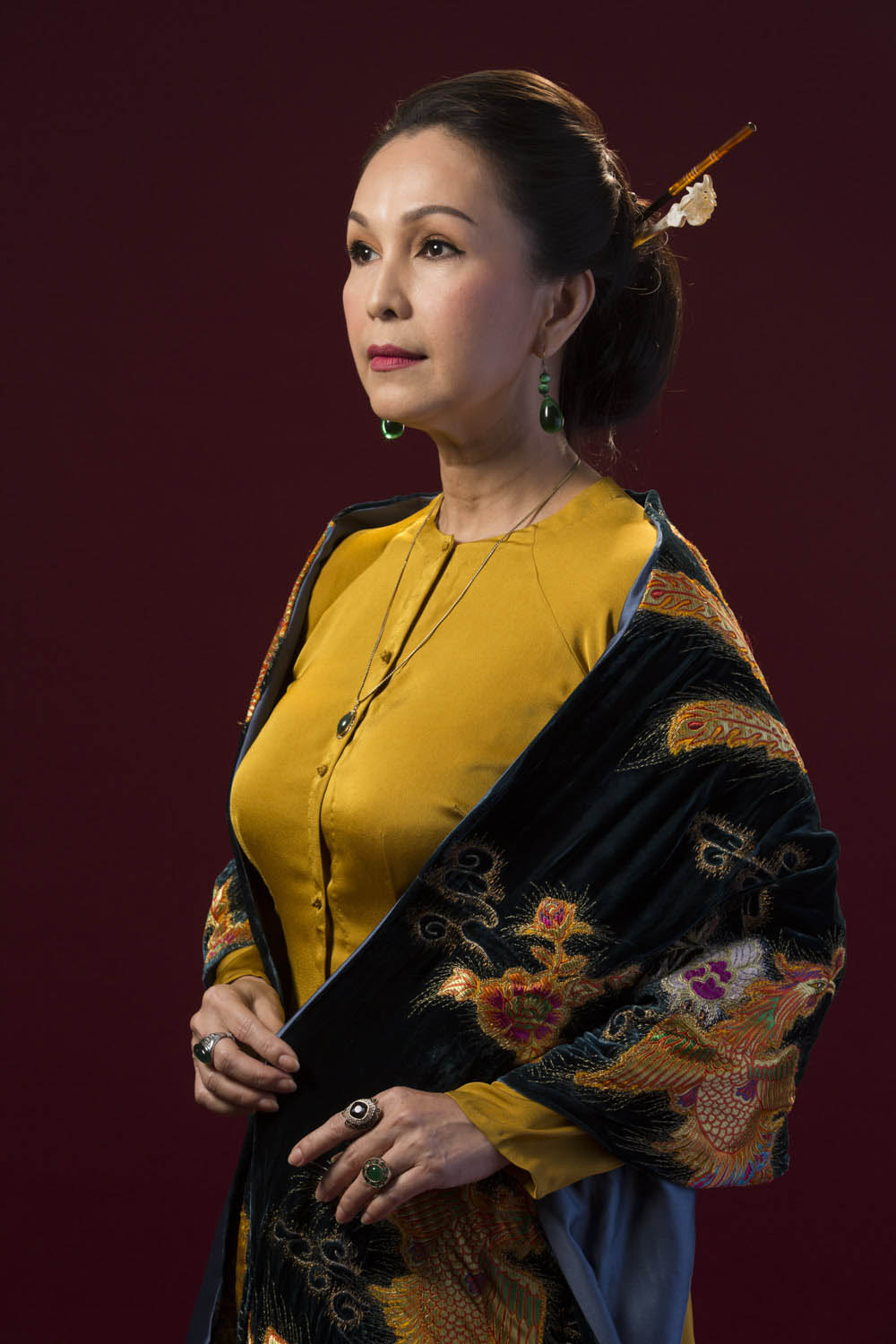 Thanh Hằng thị uy amp;#34;con dâuamp;#34; Midu bằng áo dài cuốn rắn - 1