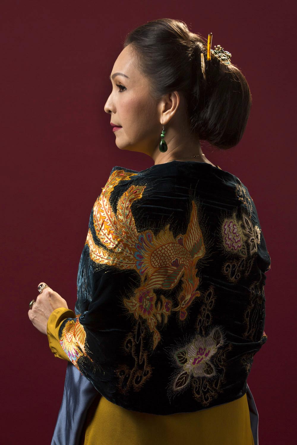 Thanh Hằng thị uy amp;#34;con dâuamp;#34; Midu bằng áo dài cuốn rắn - 2