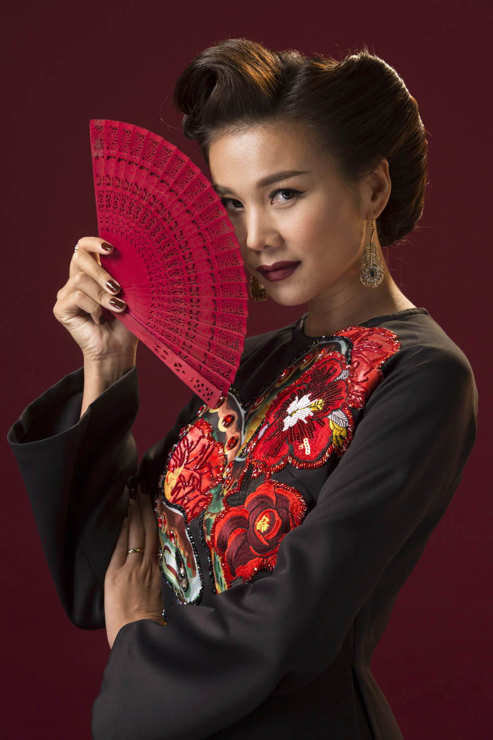 Thanh Hằng thị uy amp;#34;con dâuamp;#34; Midu bằng áo dài cuốn rắn - 3