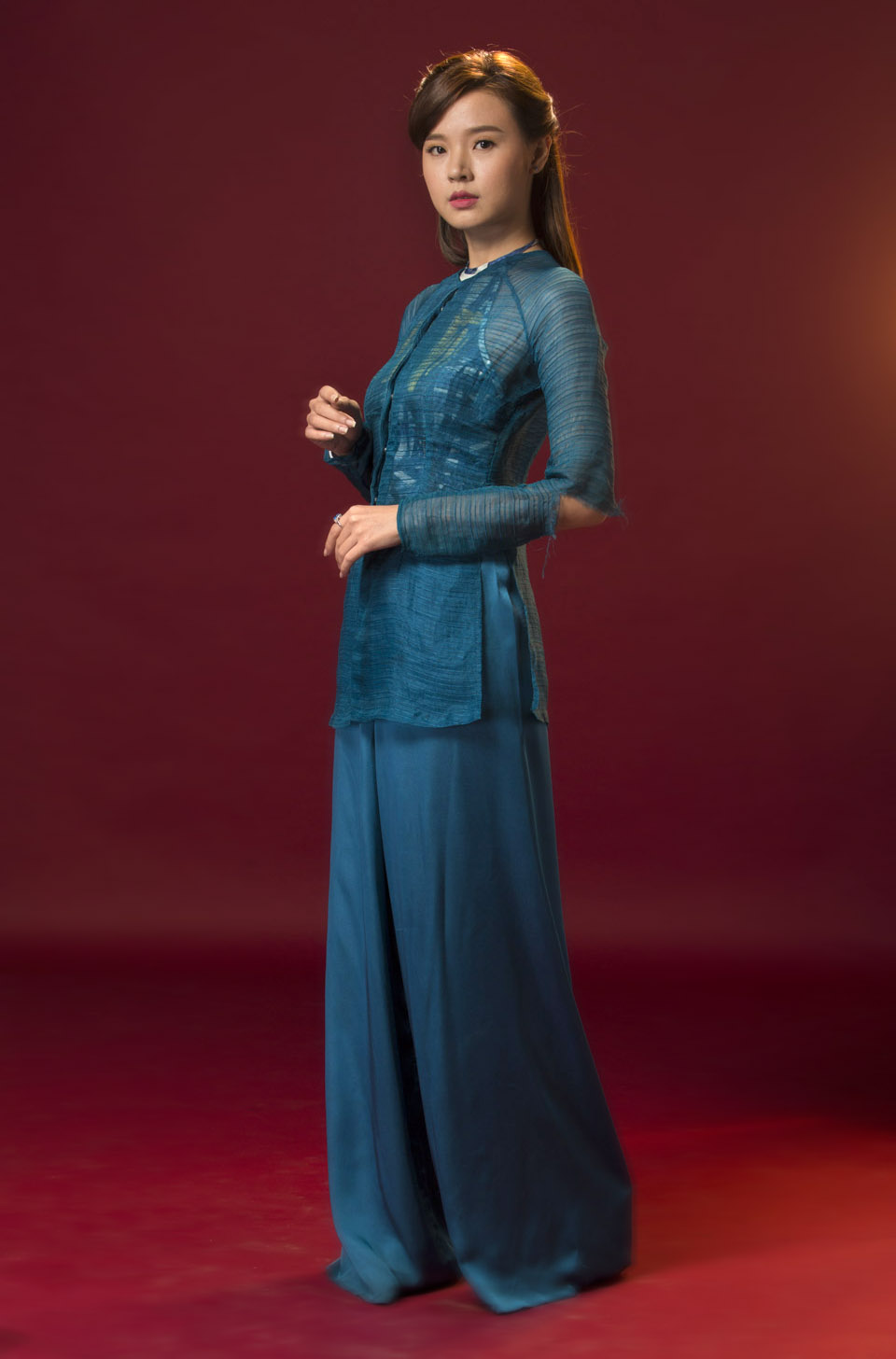 Thanh Hằng thị uy amp;#34;con dâuamp;#34; Midu bằng áo dài cuốn rắn - 8