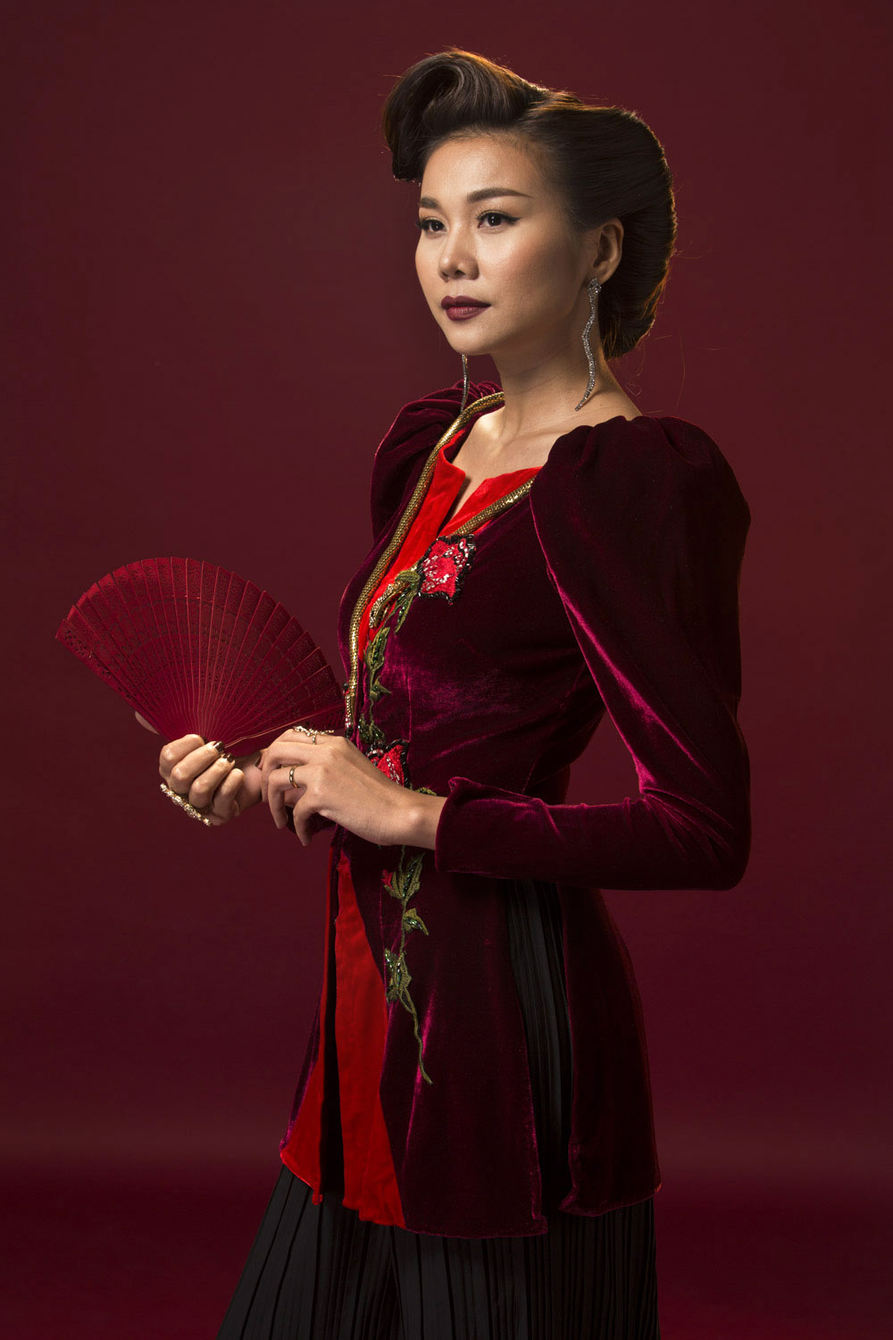 Thanh Hằng thị uy amp;#34;con dâuamp;#34; Midu bằng áo dài cuốn rắn - 6