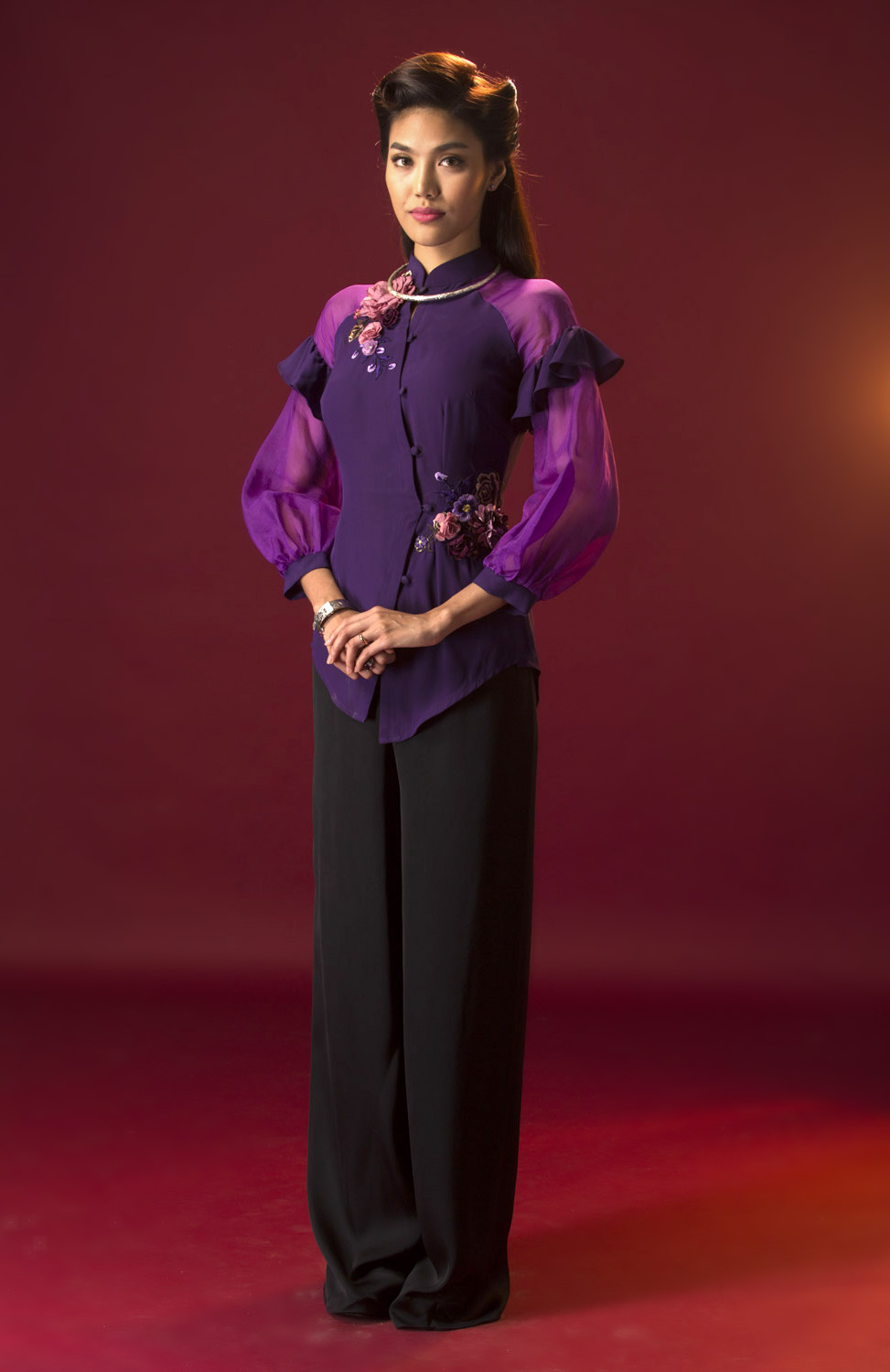 Thanh Hằng thị uy amp;#34;con dâuamp;#34; Midu bằng áo dài cuốn rắn - 9