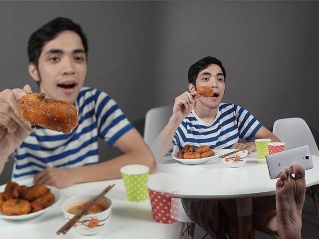 20/10 không có amp;#34;gấuamp;#34;, thanh niên tung ảnh amp;#34;diễn sâuamp;#34; cùng bạn gái vô hình khiến dân tình lác mắt - 2