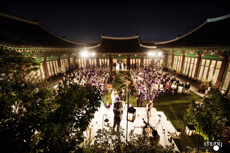 Hội trường cưới với sức chứa 100-250 khách, thiết kế theo phong cách truyền thống.
