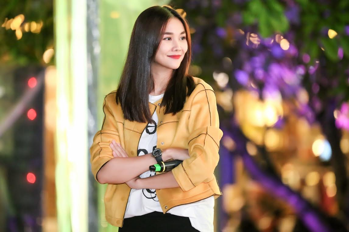 Ăn mặc đơn giản, Thanh Hằng vẫn sáng nhất phố đi bộ - 3