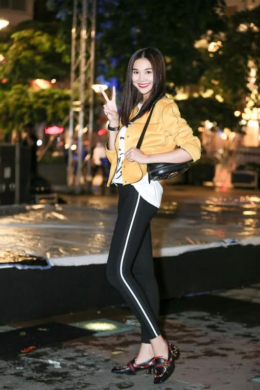 Ăn mặc đơn giản, Thanh Hằng vẫn sáng nhất phố đi bộ - 2