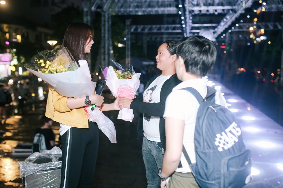 Ăn mặc đơn giản, Thanh Hằng vẫn sáng nhất phố đi bộ - 7