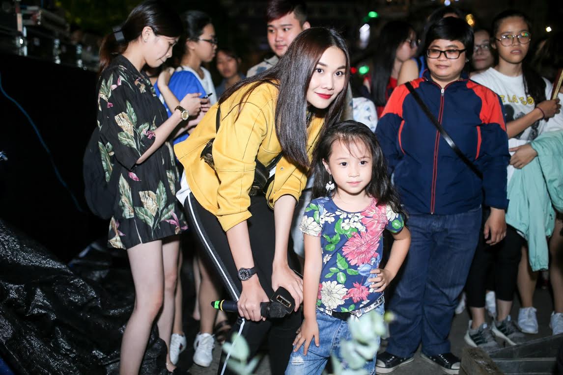 Ăn mặc đơn giản, Thanh Hằng vẫn sáng nhất phố đi bộ - 5