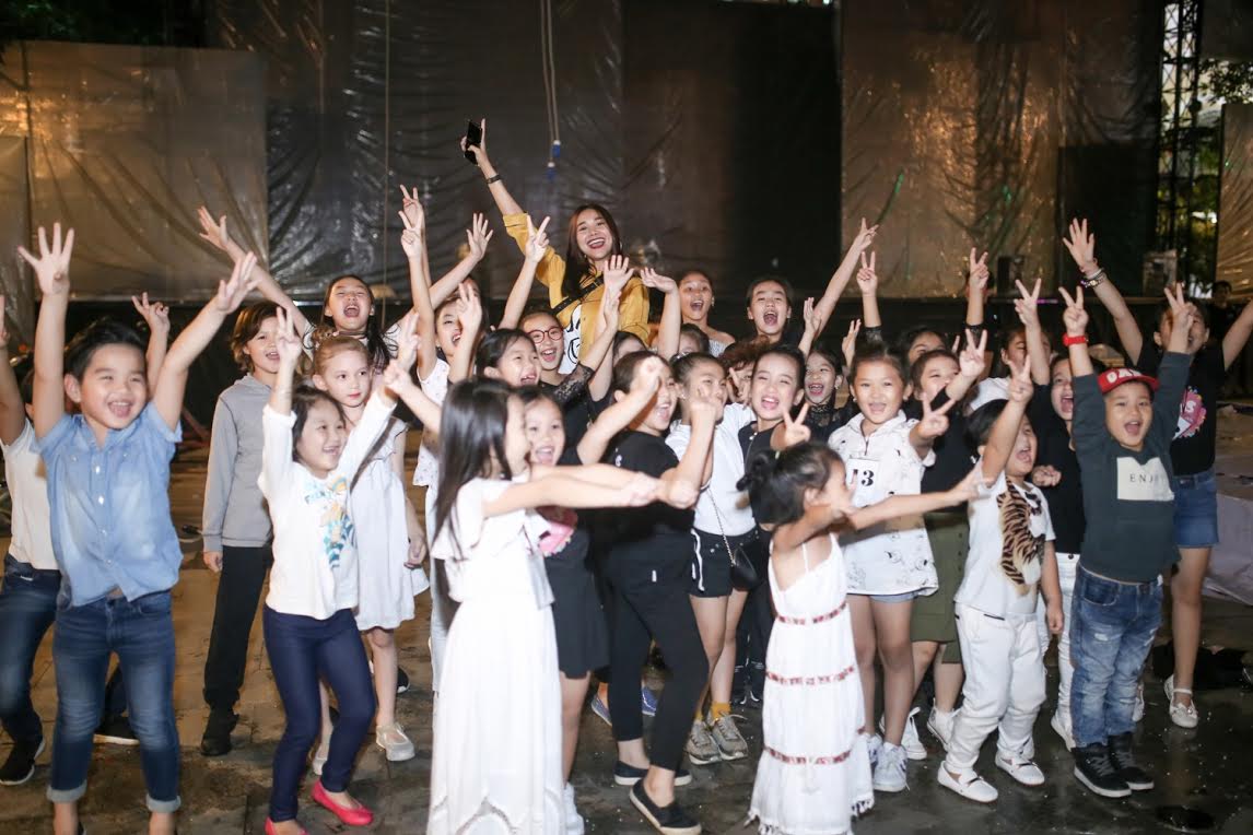 Ăn mặc đơn giản, Thanh Hằng vẫn sáng nhất phố đi bộ - 6