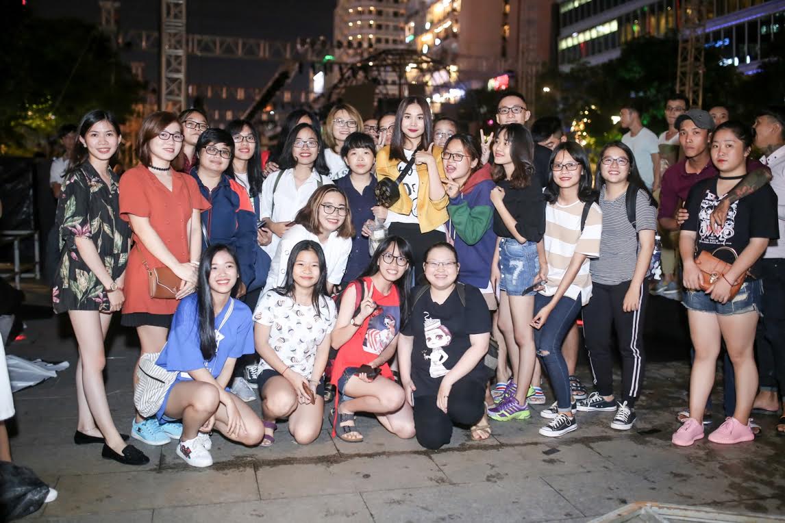 Ăn mặc đơn giản, Thanh Hằng vẫn sáng nhất phố đi bộ - 8