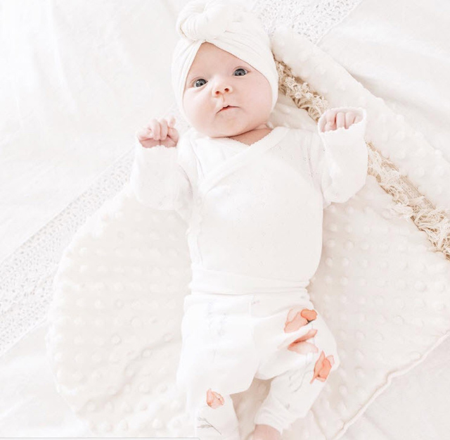 Bé sơ sinh khiếm thính đang gây sốt MXH ngoài đời thực còn đáng yêu hơn nhiều - 10