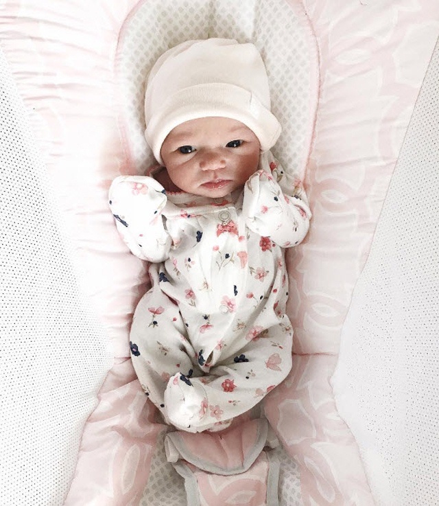 Bé sơ sinh khiếm thính đang gây sốt MXH ngoài đời thực còn đáng yêu hơn nhiều - 9