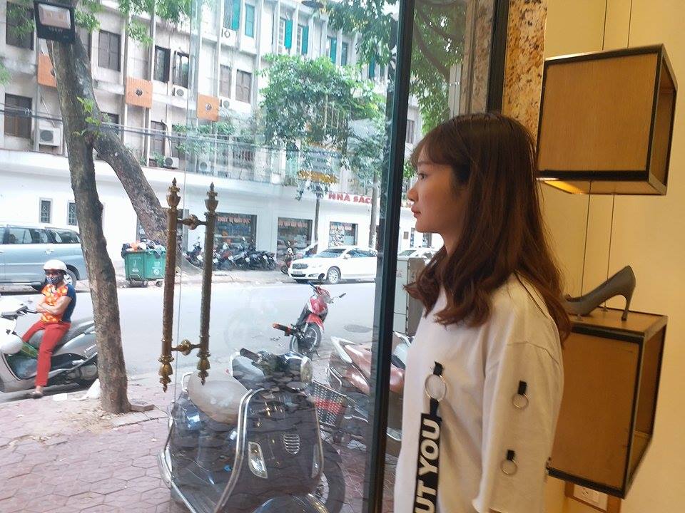 Cô gái dán băng vệ sinh lên xe ô tô: amp;#34;Tôi không sai, chủ xe mới vô ý thứcamp;#34; - 1