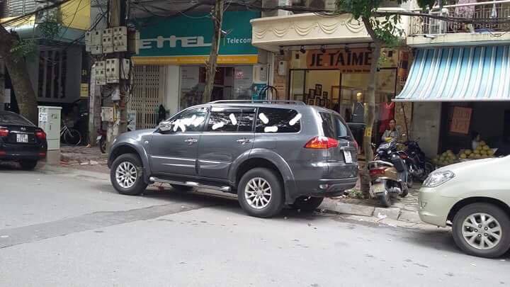 Tuyên bố amp;#34;không nói nhiều mỏi mồmamp;#34;, cô gái dán băng vệ sinh khắp xe ô tô đỗ trước nhà - 3