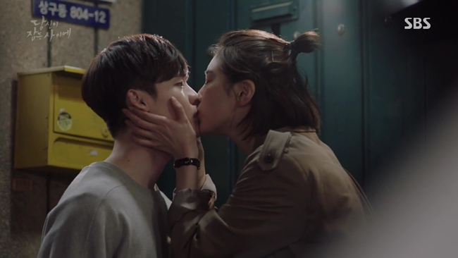 Khi nàng say giấc: Được Suzy trao nụ hôn đầu, Lee Jong Suk thẹn thùng ra mặt - 3