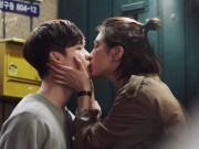 Xem & Đọc - Khi nàng say giấc: Được Suzy trao nụ hôn đầu, Lee Jong Suk thẹn thùng ra mặt