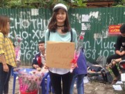 Tin tức - Sinh viên rao bán 10.000 đồng một cái ôm tặng kèm hoa 20/10 gây sốt cộng đồng mạng