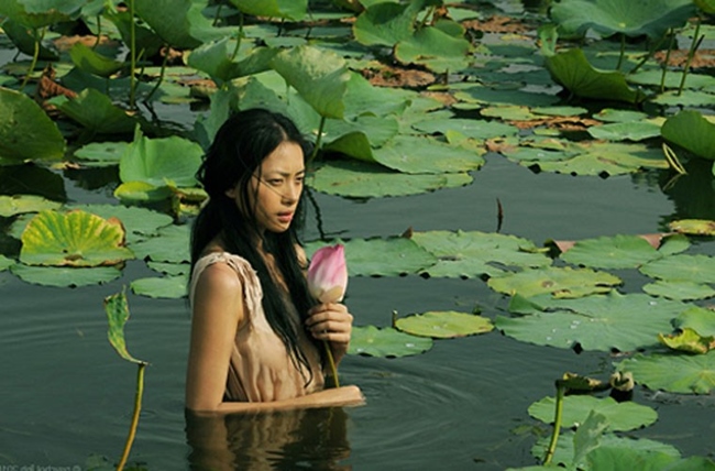 Vẻ đẹp như hoa như ngọc của phụ nữ Việt qua phim hội tụ Ngô Thanh Vân, Trương Ngọc Ánh - 10