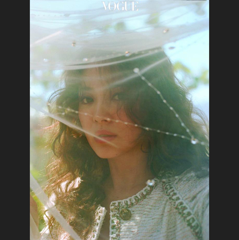 Song Hye Kyo xuất hiện xinh đẹp trên tạp chí VOGUE số mới nhất.
