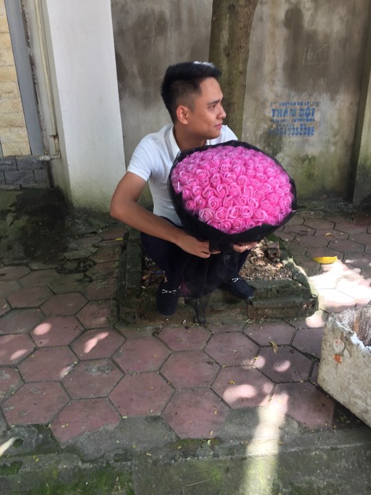 Bị bắt xe ngày 20/10, anh chồng nhờ luôn công an chở đi tặng hoa cho vợ - 1