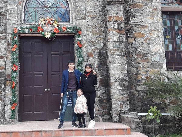 Bị bắt xe ngày 20/10, anh chồng nhờ luôn công an chở đi tặng hoa cho vợ - 4