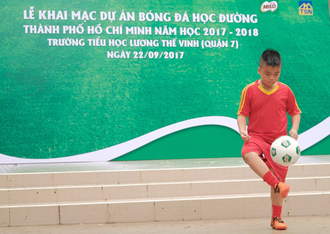 Đừng lo con đen, chơi bóng đá mang lại nhiều lợi ích cho trẻ hơn mẹ tưởng! - 1