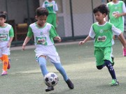 Làm mẹ - Đừng lo con đen, chơi bóng đá mang lại nhiều lợi ích cho trẻ hơn mẹ tưởng!