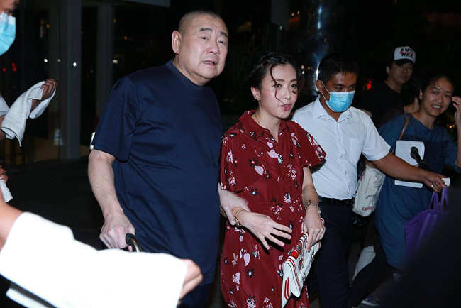 Tỷ phú U70 Lưu Loan Hùng chống gậy dắt vợ bầu đi sự kiện, chuẩn bị đón con thứ 5 - 1