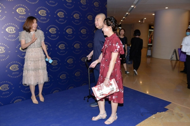 Tỷ phú U70 Lưu Loan Hùng chống gậy dắt vợ bầu đi sự kiện, chuẩn bị đón con thứ 5 - 2