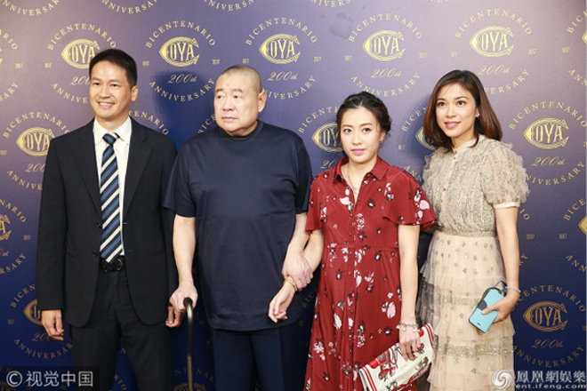 Tỷ phú U70 Lưu Loan Hùng chống gậy dắt vợ bầu đi sự kiện, chuẩn bị đón con thứ 5 - 4